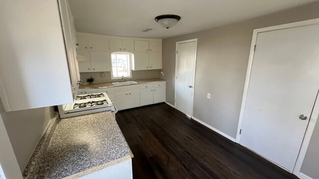 Building Photo - 2 bed, 1 bath home for rent in Waterloo