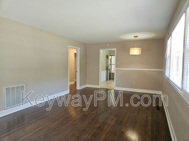Building Photo - 13 Erskine Ln