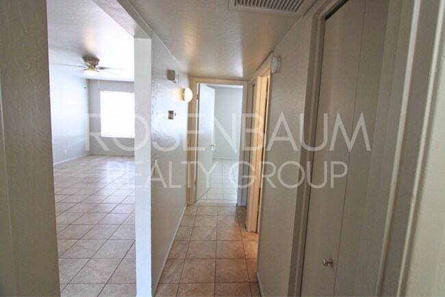 Building Photo - Charming & cozy 2-bedrooms, 1-bath triplex...