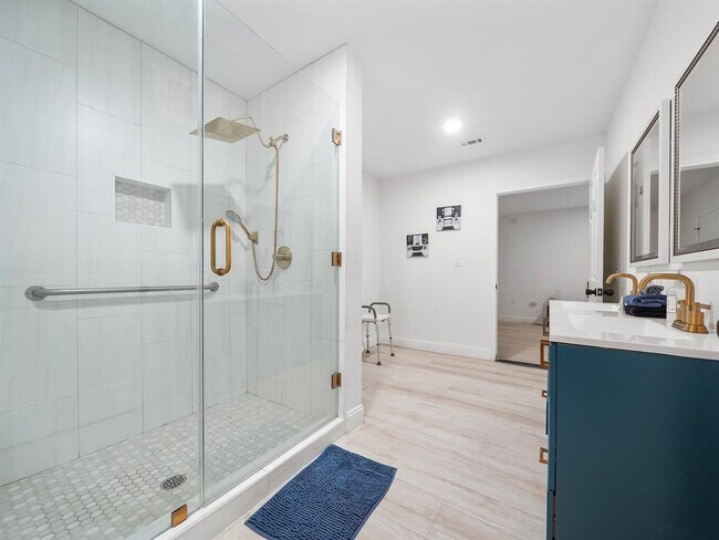 Building Photo - 8007 Beluche Dr