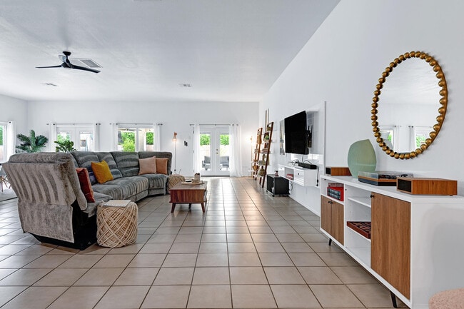 Building Photo - 2005 E Racquet Club Rd