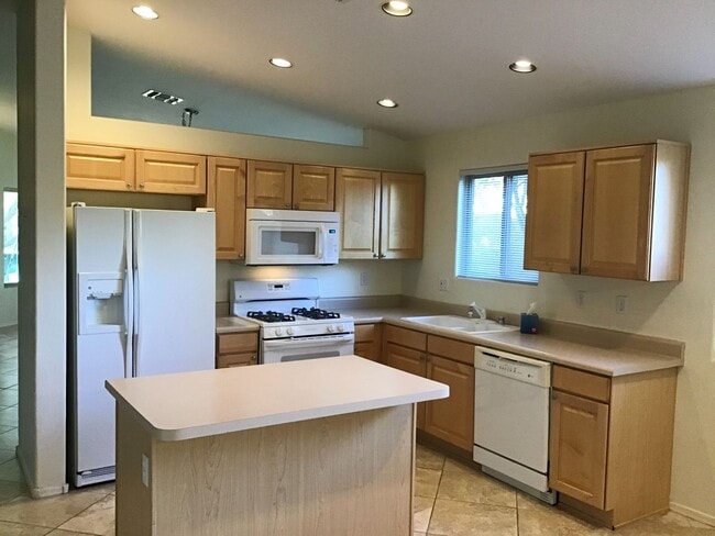 Building Photo - 3Bd/2ba Nice, clean in Rancho Vistoso, 3 Car Garage, Oro Valley