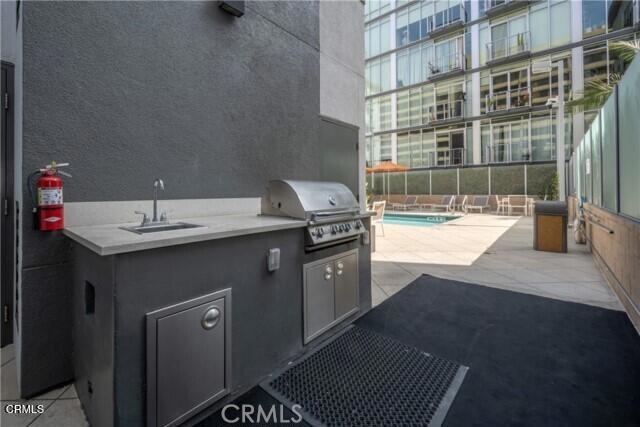 Building Photo - 645 W 9th St