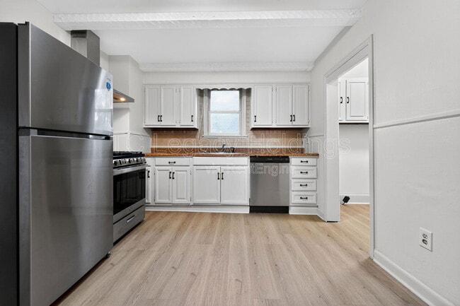 Building Photo - 1627 W Pike St