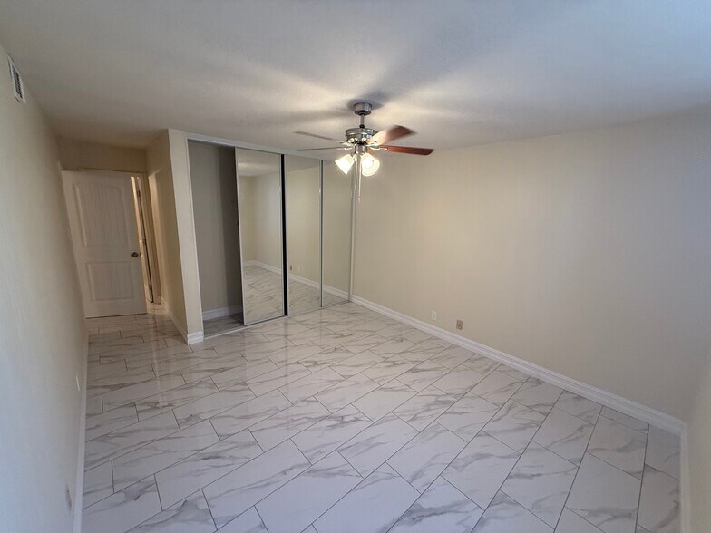 Building Photo - 6979 Palm Ct