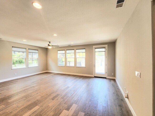 Building Photo - Spacious 5 bedroom house