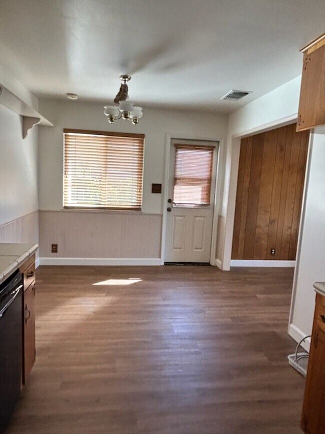 Building Photo - 749 E Wrenwood Ln