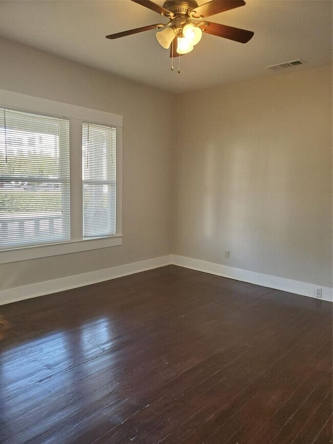 Building Photo - Spacious 3 Bed, 1 Bath Near Historic Fairmount- 76104
