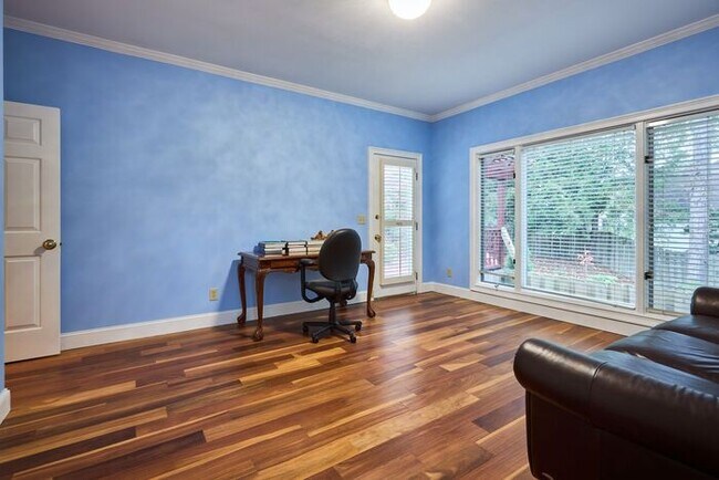 Building Photo - 6920 Oakbrook Way
