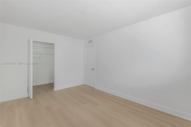 Building Photo - 445 NE 195th St