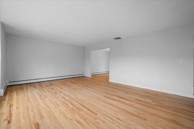 Building Photo - Croton On Hudon 4-Bedroom 2.5-Bathroom Home