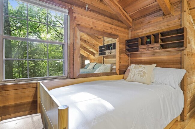 Building Photo - 166 Nantahala Pass Rd