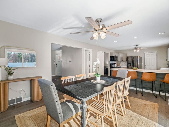 Building Photo - 4861 Pineview Dr