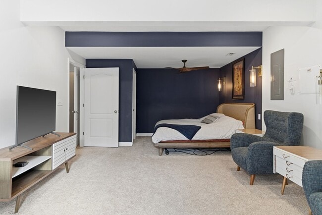 Building Photo - 5 bed/ 3 bath Single Family Home.