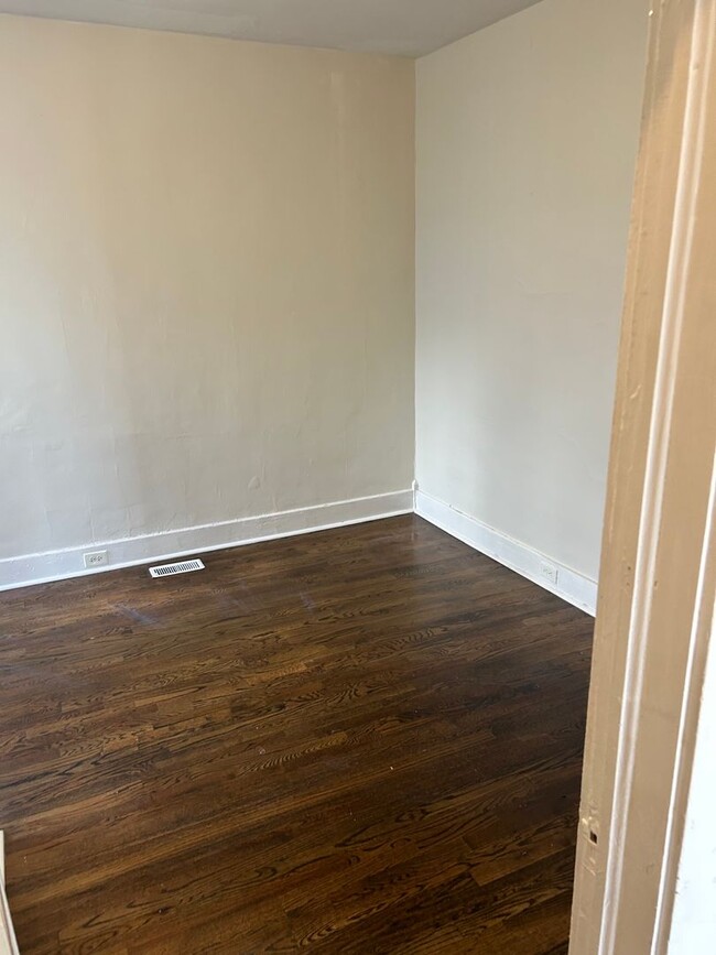 Building Photo - Newly Renovated 4 Bedroom Home / College H...