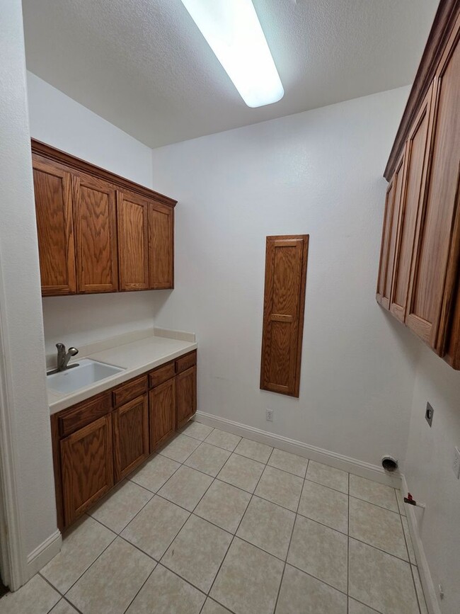 Building Photo - Beautiful & Spacious home!