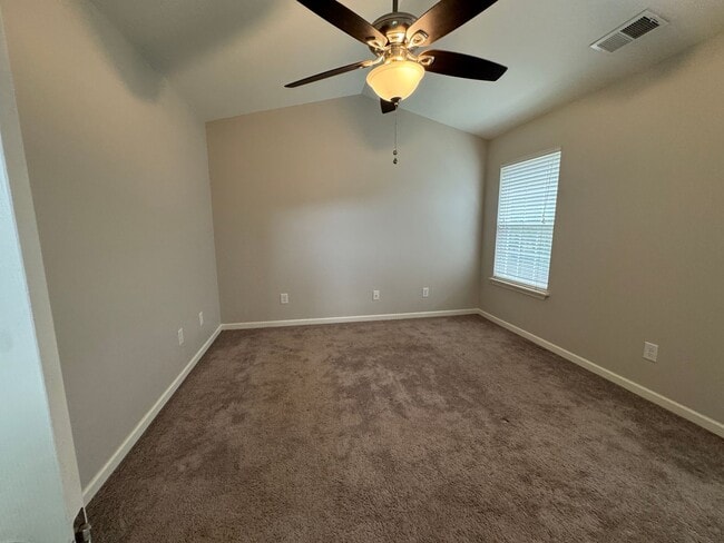 Building Photo - Move-in Ready! **Move-in Special** $250 of...