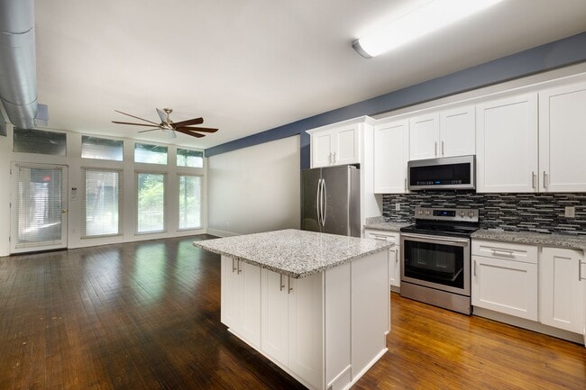 Building Photo - 1 bedroom, 1 bath updated condo in downtow...