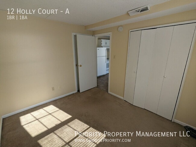 Building Photo - 12 Holly Ct