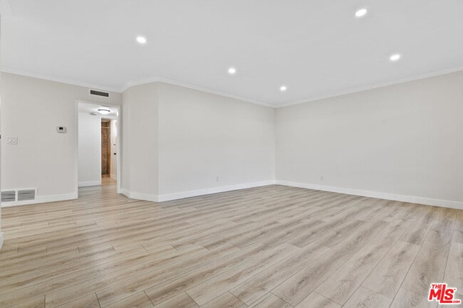 Building Photo - 330 E Dryden St