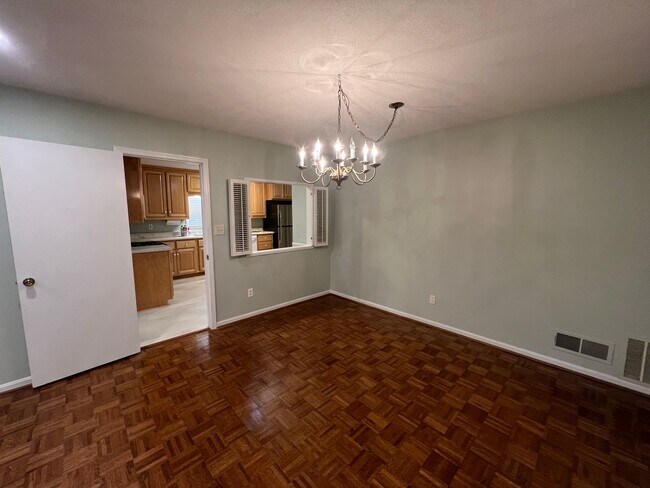 Building Photo - 3 bedroom 2 bathroom single level home in ...