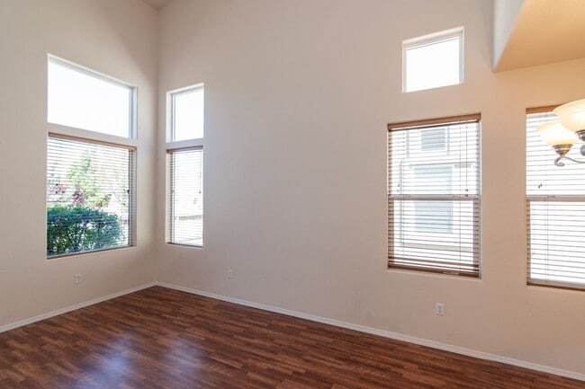 Building Photo - End Unit Townhouse Available Now!