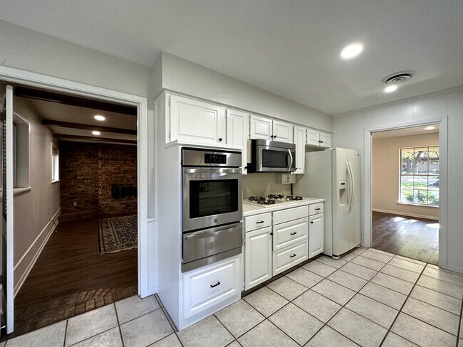 Building Photo - 408 Mimosa Dr