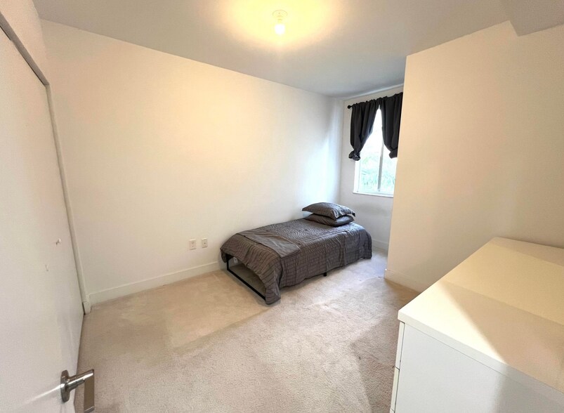 Building Photo - 2651 NE 212th Ter