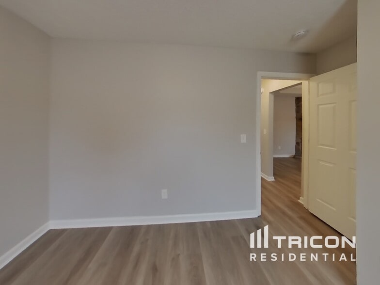 Building Photo - 362 Park Ct N