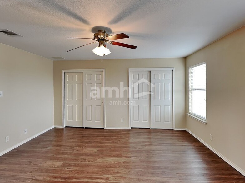 Building Photo - 270 New Country Rd