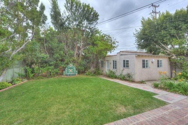 Building Photo - Welcome to this beautifully updated Spanis...