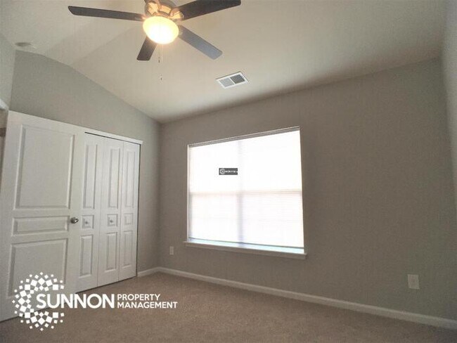 Building Photo - Updated 2 Bed, 2.5 Bath Townhome!