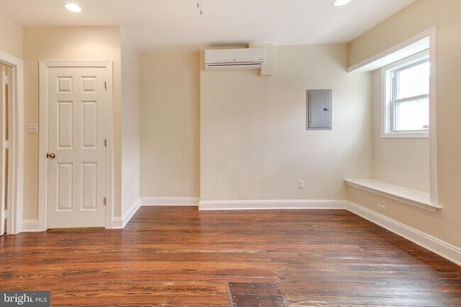 Building Photo - Beautiful and spacious 1 bedroom with office and backyard in Manayunk