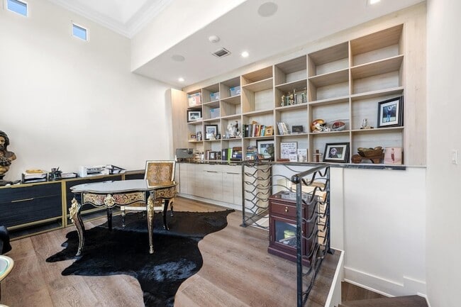 Building Photo - 2307 N Riverside Dr