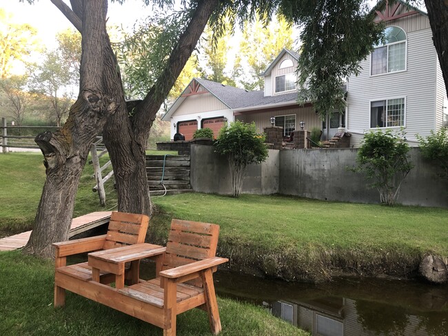 Sitting area in front yard - 575 N Canyon Creek Rd