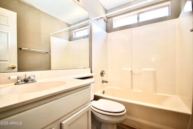 Building Photo - 1702 E Palm Beach Dr