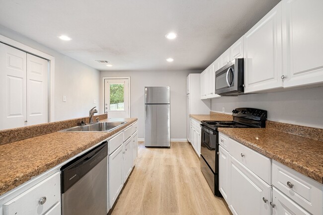 Building Photo - Secluded 3 bedroom, 1 bath house in the co...