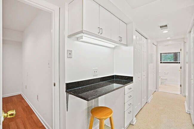 Building Photo - Wonderful Woodley 1 Bedroom with Parking