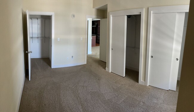 Building Photo - Freshly Painted Upscale 2/1 Condo in amazi...