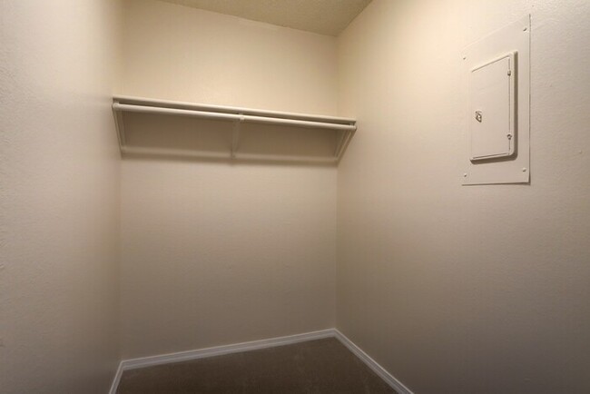 Building Photo - Cozy, Yet Spacious Studio Apartment! Must ...