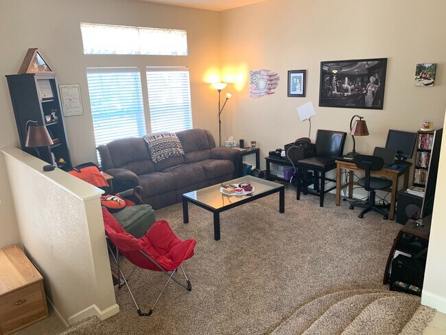 Building Photo - Lots of Great Light in this End Townhome