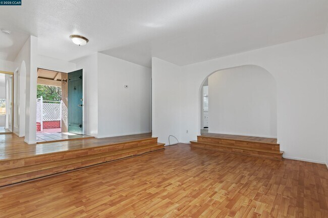 Building Photo - 2111 Shasta Dr