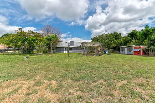 Building Photo - 820 Stadium Dr