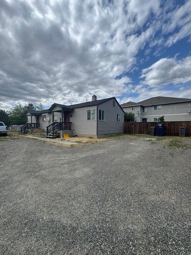 Building Photo - PET FRIENDLY FULLY FENCED