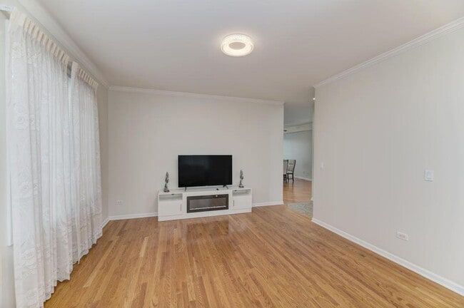 Building Photo - 4544 N Oriole Ave