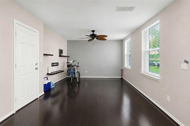 Building Photo - 1020 Waterside Dr