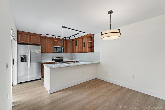 Building Photo - 1221 12th Ct
