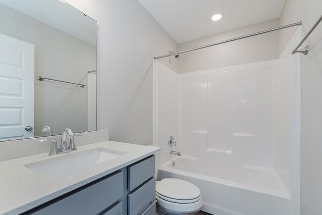 Building Photo - Beautiful Townhome in Carmel