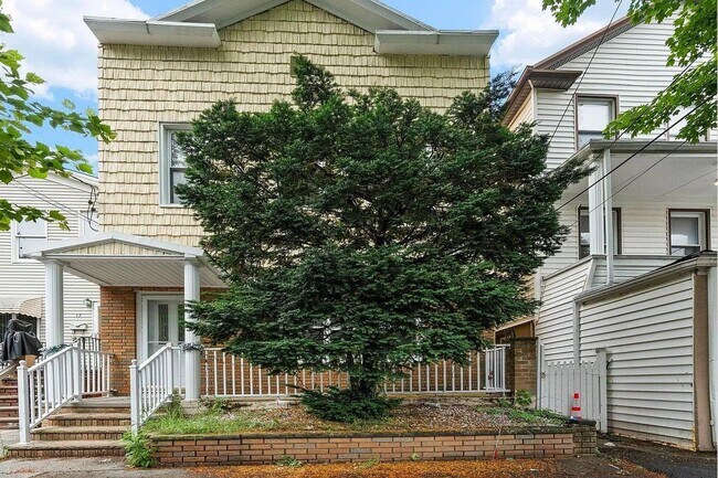Primary Photo - 15 W 9th St