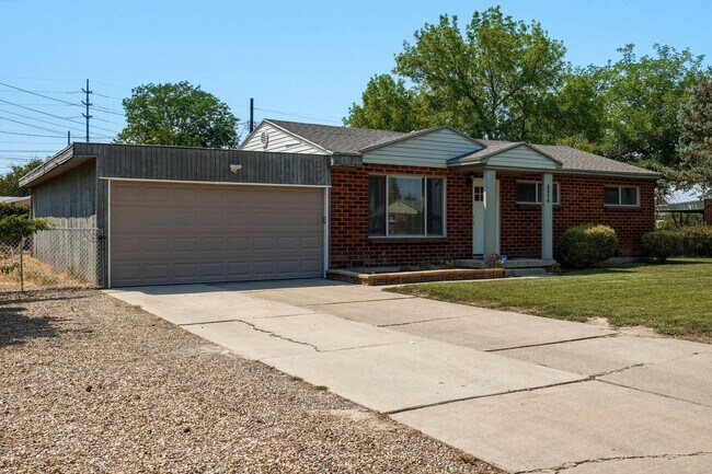 Building Photo - 3334 Maple Wy